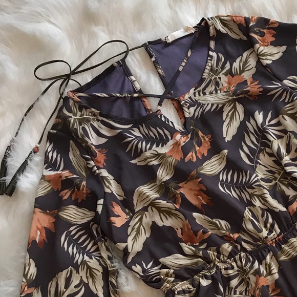 Like new Adorable Jungle print romper - Picture 3 of 4